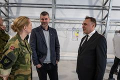 Tre personer sankker sammen