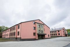 To renoverte kaserner på Bodin leir med solcellepaneler på takene.