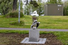 Skulptur avduket på Bodin leir i Bodø, plassert på en steinsokkel i et grønt uteområde.