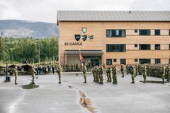 Oppstilling soldater forang bygg