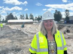 Kvinne på byggplass