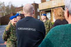 Forsvarsbygg-ansatt snakker med soldater som er glade for nybygg ved Setermoen leir i Troms.