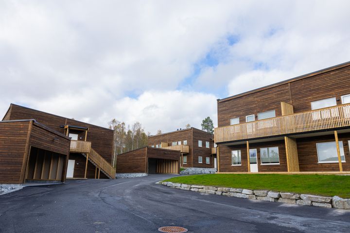 Kirkemo boligfelt ved Setermoen leir i Troms. Boligene ble ferdigstilt høsten 2026 og skal huse forsvarsansatte ved Setermoen. Bygg som er ferdigstilt med blå himmel og grus og gress rundt.
