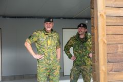 Sjef Hæren Lars Lervik var med på markeringen av 20 ferdigstilte boenheter på Setermoen. Han var åpenbart fornøyd med det han fikk se på omvisningen.