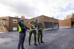 Sjef Hæren Lars Lervik var med på markeringen av 20 ferdigstilte boenheter på Setermoen. Her sager han over en planke for å markere boligfeltet som åpnet.