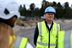 Mann med vest og hjelm