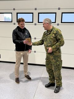 Prosjektleder Nils Bjørnsund i Forsvarsbygg og totalentreprenør NC Bygg AS fikk et crest fra Oberstløytnant Lars Fossberg, som er fungerende sjef Logistikkregiment Nord (FLO).