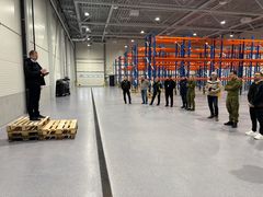 Seksjonssjef i Forsvarsbygg, Eldar Brynjulfsen, holder tale for de fremmøtte ved lagerhallene på Porsangmoen.