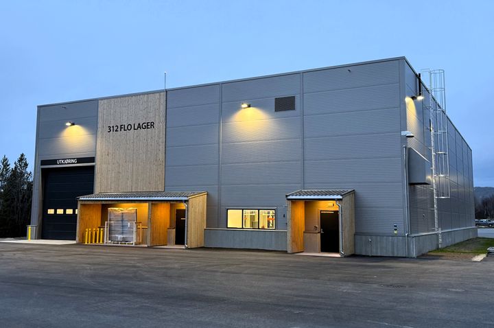 En stor hall som brukes til lagring og sortering av PBU.