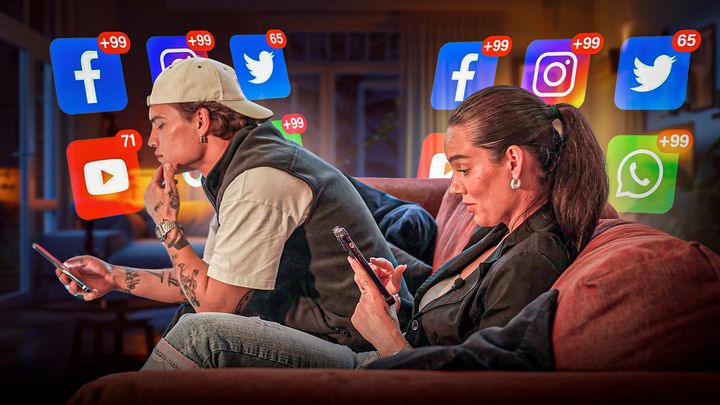 To personer sitter på en sofa og ser på mobiltelefonene sine. Rundt dem vises ikoner fra sosiale medier med mange varsler.