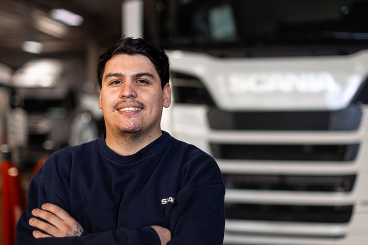 LANGVEISFARENDE: Felipe Donoso Orellana er nå lærling hos Scania i Skien. Han er fra Chile og besøkte tanten som hadde bosatt seg i Skien for 10 år siden. Da bestemte han seg for at hit ville også han flytte og jobbe.