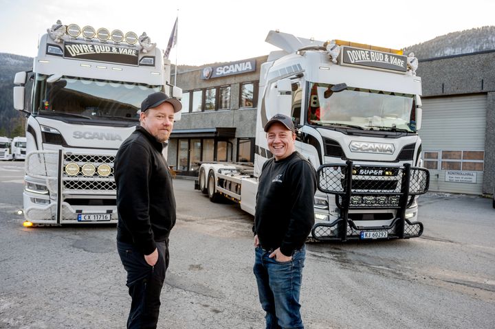 ALLTID HJELP: Kim (t.v.) og Rune Sletten driver Dovre Bud & Vare. De var kunder og ble også nabo til Scania Otta. Der får de all den hjelp de trenger til sin 13 Scaniaer.