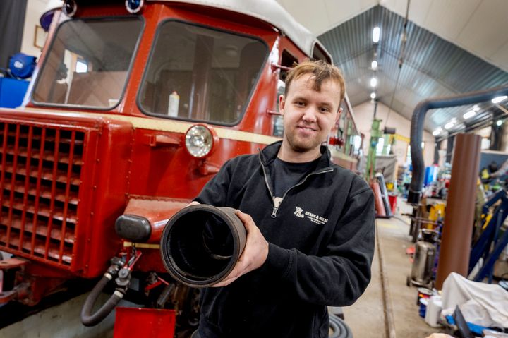 ÆDELAGT: Knut Ruud-Nøkleby er en av entusiastene som jobber frivillig på Krøderbanen. Han trengte en sylinderforing til en åtte-sylindret Scaniamotor. Den delen fikk han tak i fra Scania-museumet i Södertälje.