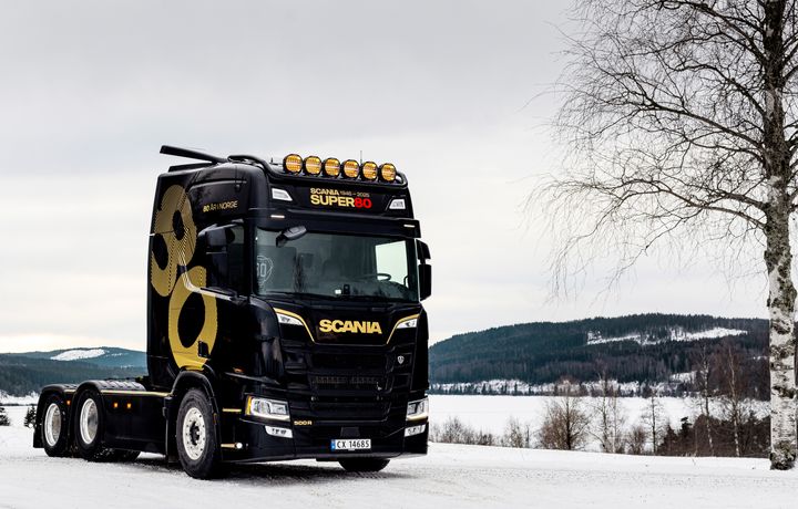 SUPER 80: Norsk Scania feirer 80 år i 2025. Det feires med en begrenset serie jubileumsbiler før det blir en landsdekkende Super 80-turne utover sommeren og høsten.