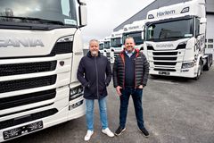 HANDEL: Dag Harlem i Harlem Solutions og Scania-selger Magne Knold i Østfold er tilfredse for å være i mål med den store leveransen.