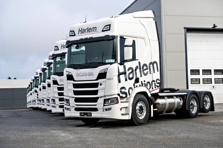 10 PÅ GASS: Harlem Solutions får nå 10 nye Scania R 460 trekkvogner med flytende biogass (LGB) som drivstoff. Med disse bilene får Harlem større tanker og mer rekkevidde enn på gassbilene de allerede kjører med.