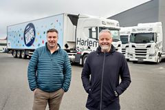 STORE KUTT: Lars-Gunnar Grønhella i Coop og Dag Harlem er glade for å fase inn 10 nye Scania gassdrevne lastebiler. Dermed blir all transporten Harlem Solutions gjør for Coop utslippsfri.