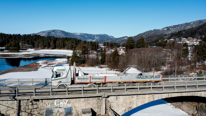 PÅ STRØM: Sundbrei Transport har transportert deler til Falsefoss kraftstasjon for Andritz Hydro som er hovedentreprenør for Hafslund. Dette er første store transport til norsk vannkraftindustri kjørt med elektrisk lastebil.