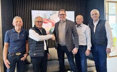 AVTALE: Det var god stemning etter at den nye rammeavtalen for Stangeland Gruppen, SR Group og Crane Norway Group var signert. Fra venstre innkjøpsansvarlig Kjell Arild Egeland i Stangeland, konsernsjef Olav Stangeland, Steinar Westli (salgsdirektør), Ole Bent Røiseland (regiondirektør) og Arild Netland (salgsleder og alle tre fra Norsk Scania)
