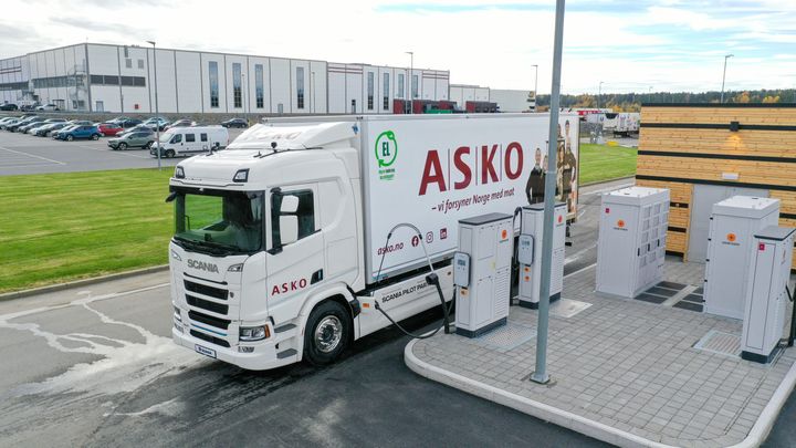 FØRSTE: Denne Scania 40 R elektriske lastebilen med MCS-lading er den første i verden som skal gå ute hos kunde. ASKO Øst er første kunde som tar den i bruk, og det er Scania Pilot Partner som leverer bilen.