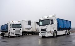 LOKALT: De to nye elektriske Scania krokbilene skal gå loklat i Innlandet for Litra. Den første skal kjøre bioavfall fra Nortura sitt anlegg vegg i vegg med Litras hovedkontor.