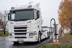 NYE LADERE: Ved hovedkontoret på Rudshøgda i Innlandet har Litra utvidet fra to til fire hurtigladere. De to nye ladepunktene fra Kempower har ladeledninger med kjøling og kan levere opp til 400 kW.
