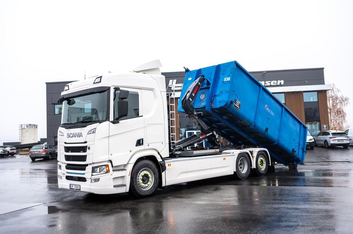 ELEKTRISK: Litra har fått levert den første av to nye elektriske krokbiler fra Scania. De to bilene er Scania sin toppmodell 45 R med den største batteripakken på 624 kWh. Bilene skal gå for Litra Bulk og nummer to skal leveres om noen uker.