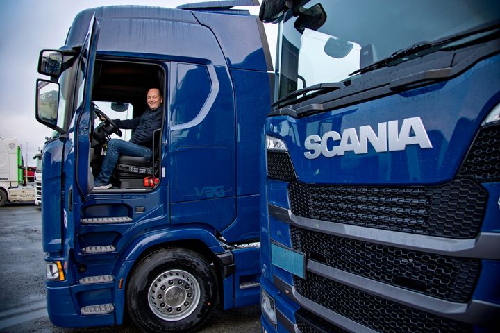 NYE SCANIA: Jarle Heyerdahl i DSV Road har fått de første 15 av 40 nye Scania 560 S trekkvogner.