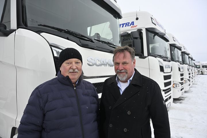 18 BILER: Teknisk sjef Henrik Kolsrud (t.v.) og konsernsjef Vegard Narmo i Litra har hentet ut 18 nye Scania R 590 trekkvogner som skal gå for Litra Nor.