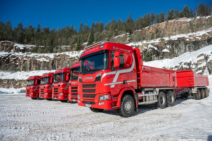 REKKE: Alf Johansen har fått fem nye Scania V8-ere med 590 hestekrefter. Mot slutten av året kommer ytterligere fem Scania dumperbiler som alle er helelektriske.