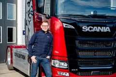 Steinar Westli, salgsdirketør lastebil i Norsk Scania foran en Scania 45 R batterielektrisk trekkvogn.