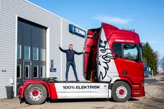 Steinar Westli, salgsdirketør lastebil i Norsk Scania foran en Scania 45 R batterielektrisk trekkvogn.