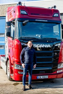 Steinar Westli, salgsdirketør lastebil i Norsk Scania foran en Scania 45 R batterielektrisk trekkvogn.