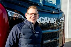 Steinar Westli, salgsdirketør lastebil i Norsk Scania foran en Scania 45 R batterielektrisk trekkvogn.