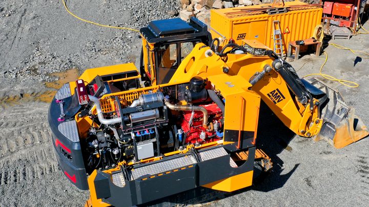 NY MOTOR: AMV har byttet til Scanias 13-liters industrimotor i sin hybrid frontgraver FL-70. Den oransje dieselmotoren fra Scania står sammen med den elektriske drivlinjen i maskinen.