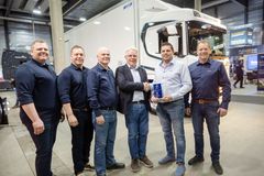 FORNØYDE: Det var en fornøyd gjeng som kunne gratulere hverandre med avtalen om fem nye elektriske Scania til Transferd. Fra venstre: Andreas Ahdell og Kristian Nerland fra Bussbygg, Håkon Frivik og Frode Neteland fra Scania sammen med Asgeir Ripe og Henning Juklestad fra Transferd.