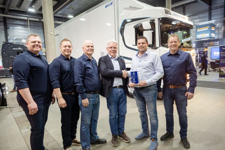 FORNØYDE: Det var en fornøyd gjeng som kunne gratulere hverandre med avtalen om fem nye elektriske Scania til Transferd. Fra venstre: Andreas Ahdell og Kristian Nerland fra Bussbygg, Håkon Frivik og Frode Neteland fra Scania sammen med Asgeir Ripe og Henning Juklestad fra Transferd.