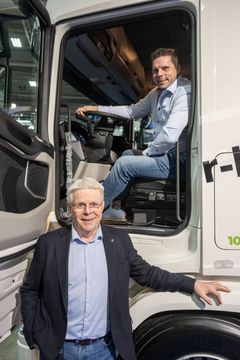 ELEKTRISK: Om et drøyt halvår kan teknisk sjef Asgeir Ripe i Transferd sende fem nye elektriske Scania ut i trafikk. Det er adm.dir Frode Neteland i Scania godt fornøyd med.