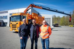 OVERLEVERING: God stemning da Ole Bjørn Kristoffersen fra Scania og Henning Hernandez fra Namdal Ressurs kunne overlevere den nye bilen til Kim Lervåg i RfD.