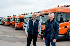 NordRen og Norsk Scania har hatt et langt samarbeid. Anders Abrahamsrud i NordRen (t.v.) og Pål Ørfeldt i Scania er glede for å være i gang med leveringene til de åtte nye kontraktene.