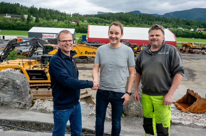 AVTALE: Scanias distriktssjef og selger i Stryn Øyvind Hopland (t.v.) er glad for at Paul Robert Rotevatn og Rune Hjelle i Aurstad valgte elektriske Scania lastebiler til Tussa II-prosjektet. Foto: Norsk Scania