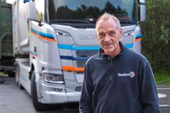 LOGISTIKK: Finn Arne Sundbrei begynte med den nye kjøringen til Oslo med ny elektrisk bil selv for å teste logistikken. Den har fungert akkurat som planlagt.