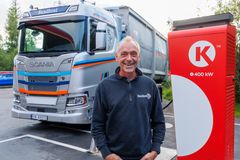 LOGISTIKK: Finn Arne Sundbrei begynte med den nye kjøringen til Oslo med ny elektrisk bil selv for å teste logistikken. Den har fungert akkurat som planlagt.