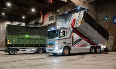 MAKS UTNYTTET: Elektriske vogntog med slepehenger kan veie 56 tonn. Med den økte totalvekten klarer Sundbrei Transport å utnytte kapasiteten i to store containere.