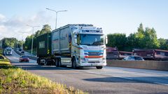 880 KILOMETER: Den nye elektriske Scania krokbilen til Sundbrei Transport går to turer mellom Ål og Oslo fire dager i uken. Det betyr 880 kilometer i døgnet.
