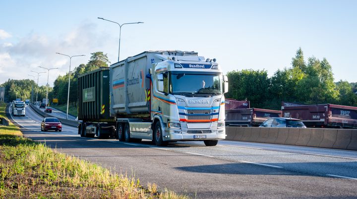 880 KILOMETER: Den nye elektriske Scania krokbilen til Sundbrei Transport går to turer mellom Ål og Oslo fire dager i uken. Det betyr 880 kilometer i døgnet.
