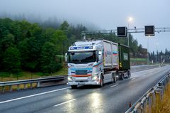 LETT MED LASS: Det skiller bare 10 prosent i forbruket på vei til Oslo med 56 tonn og i retur til Ål med tomme containere. Lettkjørt vei og mye utforbakke på vei til hovedstaden er mye av forklaringen.