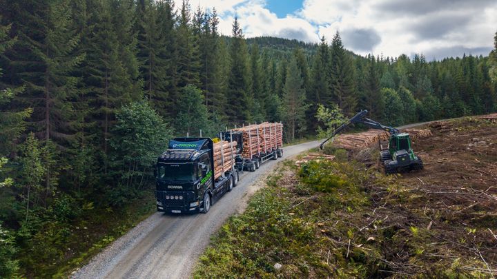 ELEKTRISK: Den første norske elektriske tømmerbilen er på vei ut fra skogen med lass.