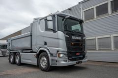 KORT: Scania kan bygge elektriske lastebiler med akselavstand helt ned i 325 centimeter. Alle de nye bilene til bjørnars skal bygges med fire batterier på rammen og ett under hytten. Det gir kortere og smidigere biler.
