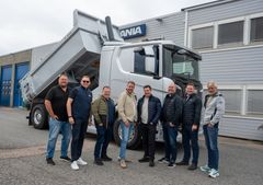 FORNØYDE: Det var en fornøyd gjeng som tok den første Scania tippbilen med korte batterier i nærmere øyesyn. Fra venstre Øyvind Øverby (produktsjef NorskScania), Steinar Westli (salgsdirektør lastebil Norsk Scania), Andreas Nytveit, Bjørnar Pedersen, Kristoffer Nytveit, Einar Gundegjerde (selger Norsk Scania Bergen), Henning Salvesen (salgsleder Norsk Scania) og Rune Telle.